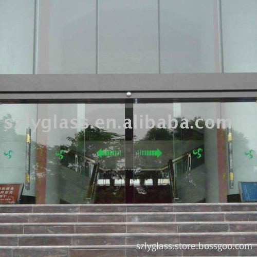 Clear laminated glass for building